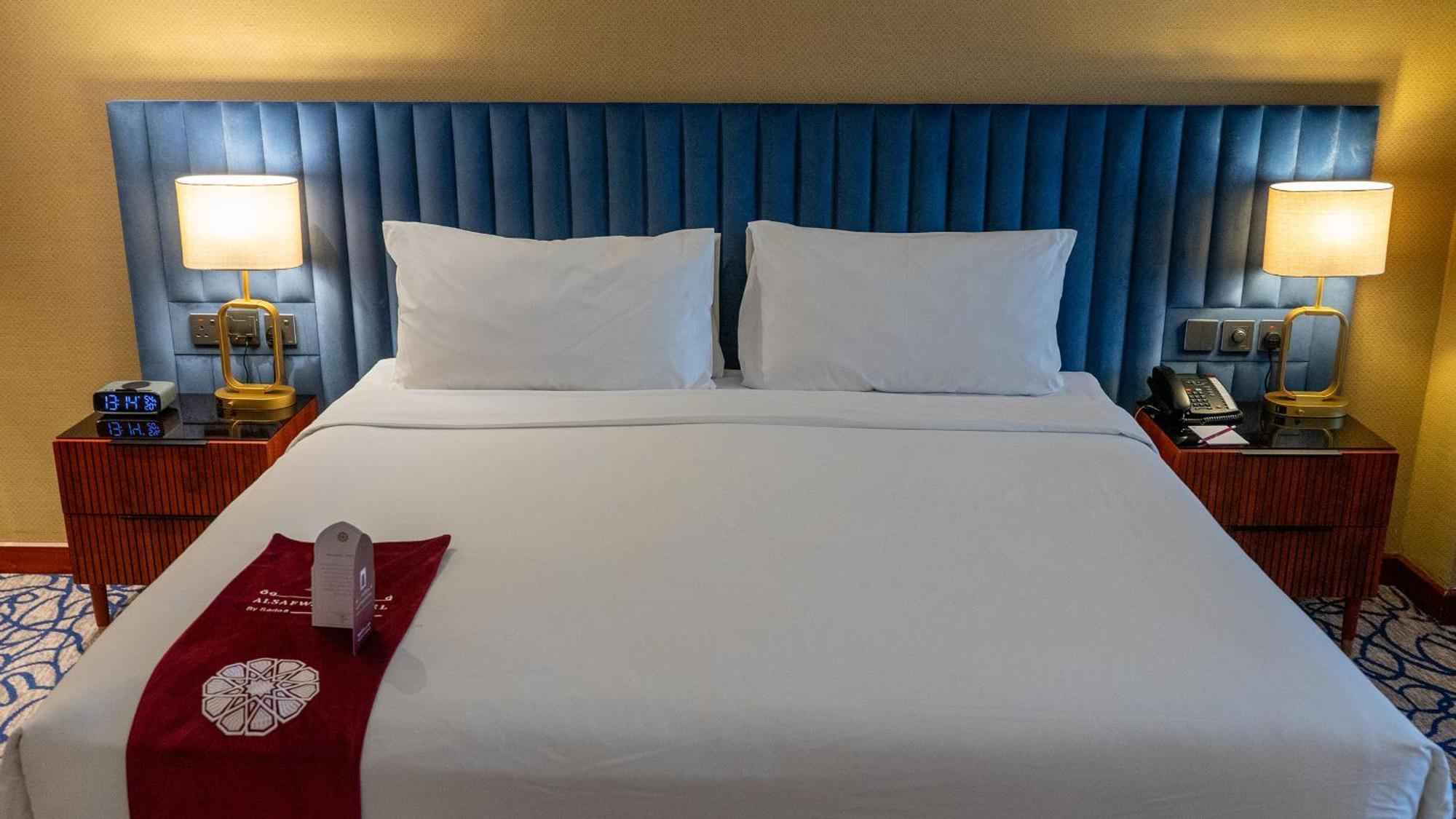 מכה Al Safwah Hotel First Tower 1 מראה חיצוני תמונה A bed with a blue headboard